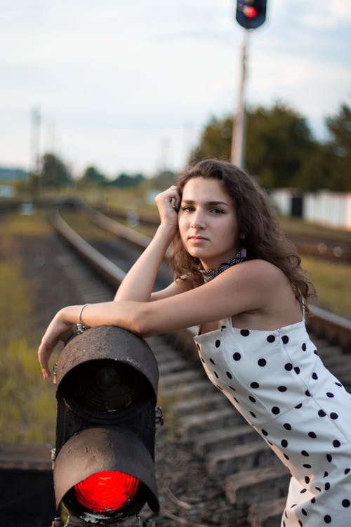 Základová fotografie zdarma na téma bílé šaty, mělké zaměření, puntíkované šaty