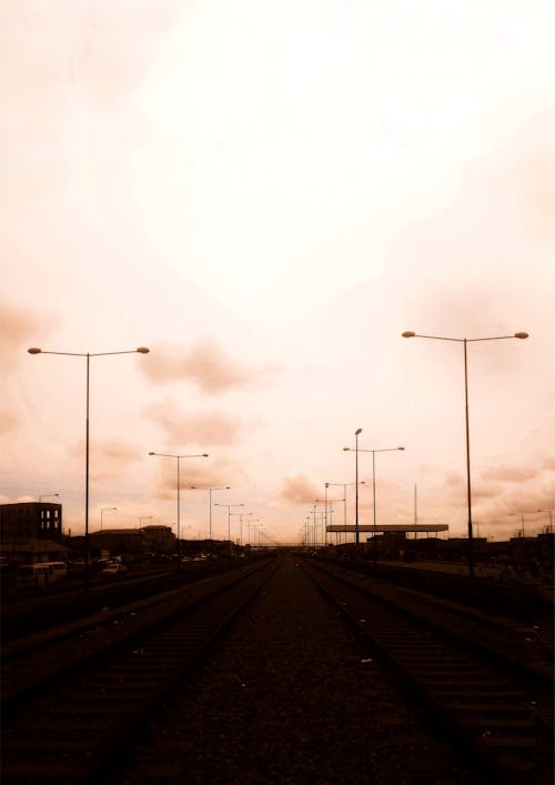 Бесплатное стоковое фото с вертикальный выстрел, дорога, железнодорожный путь