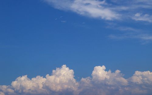Free Captivating cumulus clouds with blue sky, perfect for backgrounds and nature themes. Stock Photo