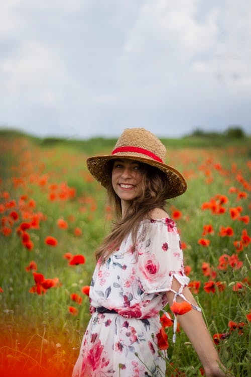 Foto d'estoc gratuïta de barret, camp de flors, dona