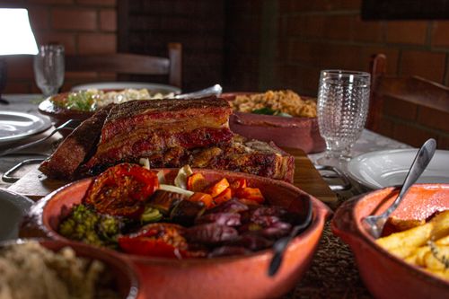 Free Table set with succulent grilled ribs and vibrant roasted vegetables for a hearty meal. Stock Photo