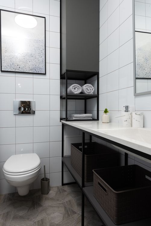 Phòng tắm tối giản hiện đại với kệ trắng, gương và các vật dụng gốm sứ