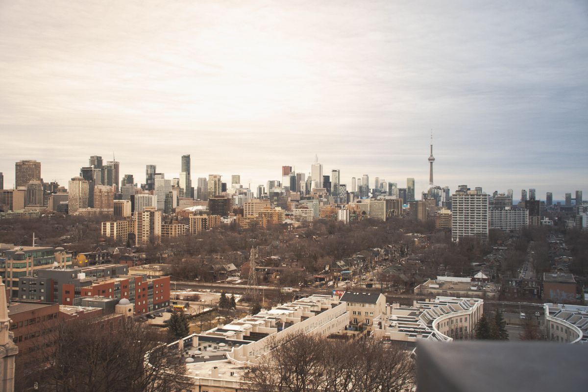 Toronto skyline featuring the CN Tower under a clear sky