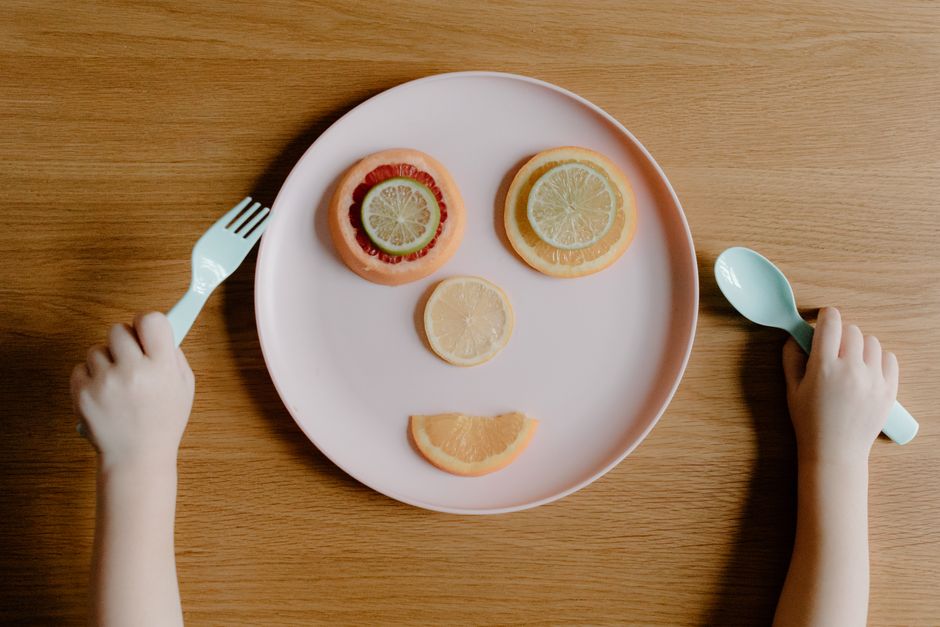 子どもが食事を前にして食べ渋るシーン