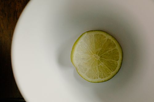Free Top view of slice of green lime in plastic bowl for healthy dish Stock Photo