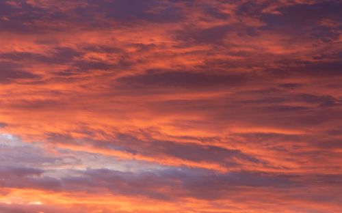 Free Stunning sunset with vibrant orange and purple clouds creating a dramatic sky. Stock Photo