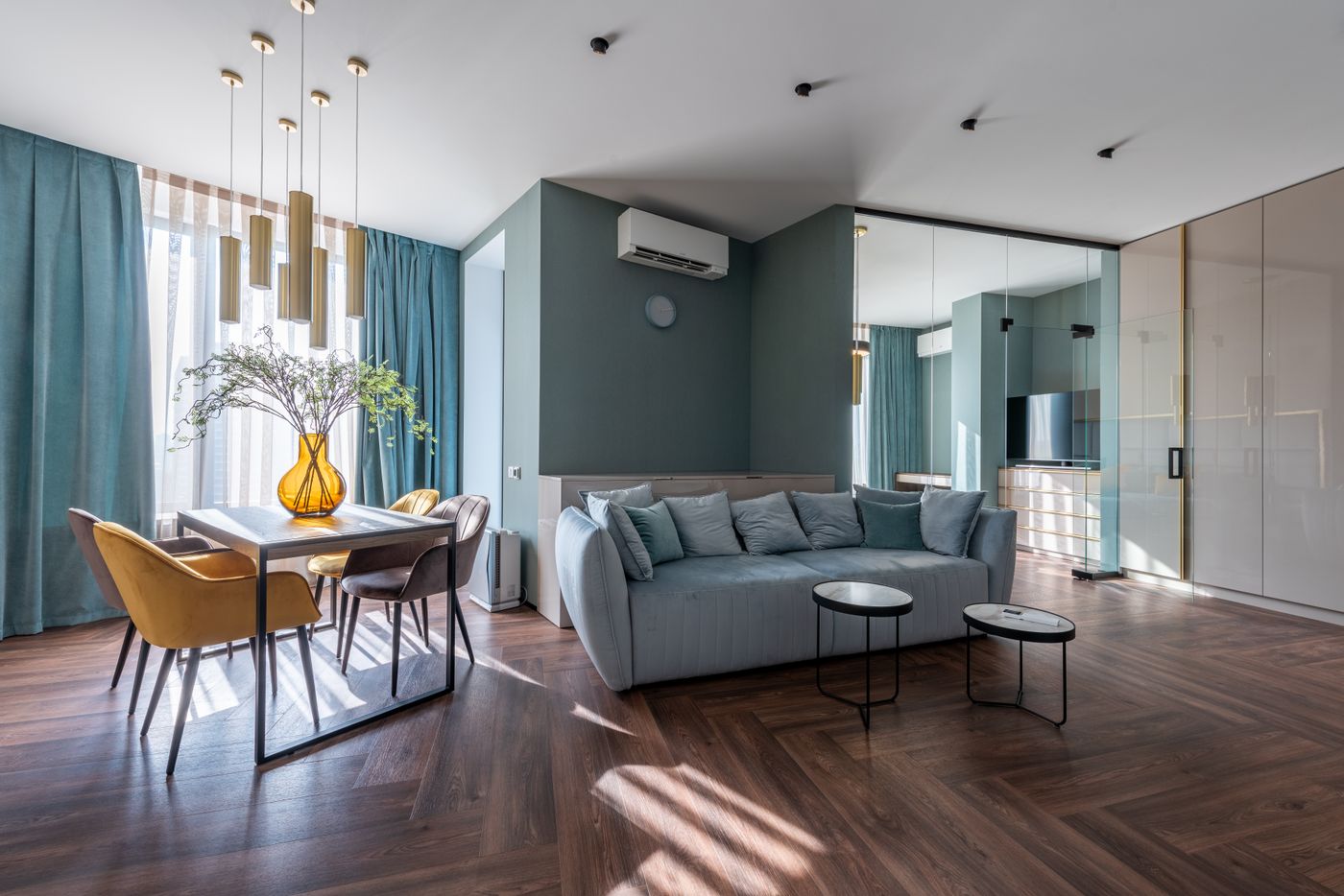 Séjour d'un appartement contemporain en lumière naturelle
