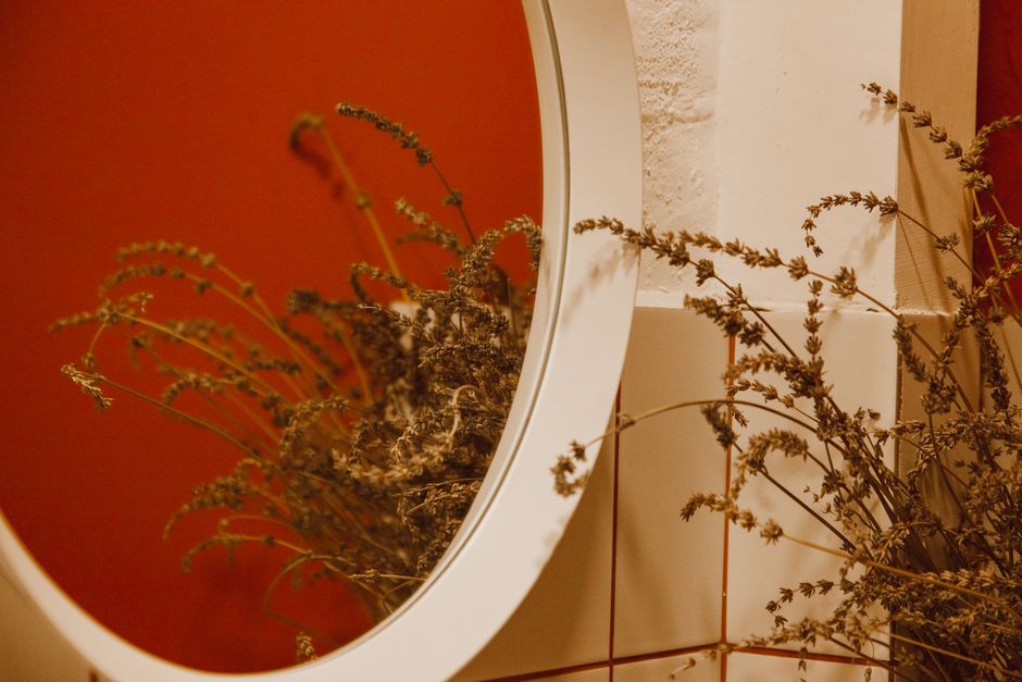 Lavendelbloemen in een moderne woonkamer. Lavendelbloemen in een moderne woonkamer.
