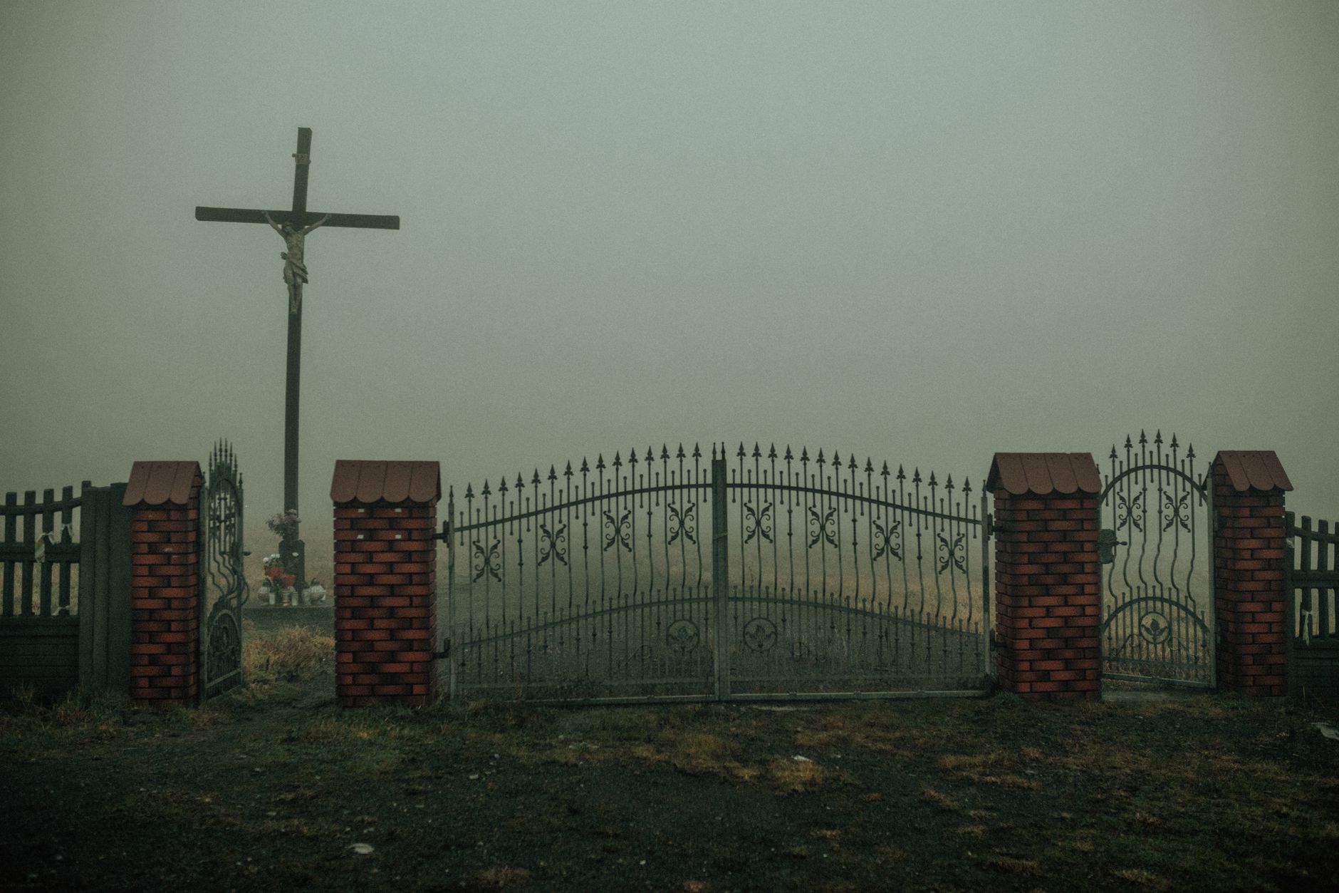 রাতের কবরস্থানে গ্রামবাসীর পাহারা দৃশ্য