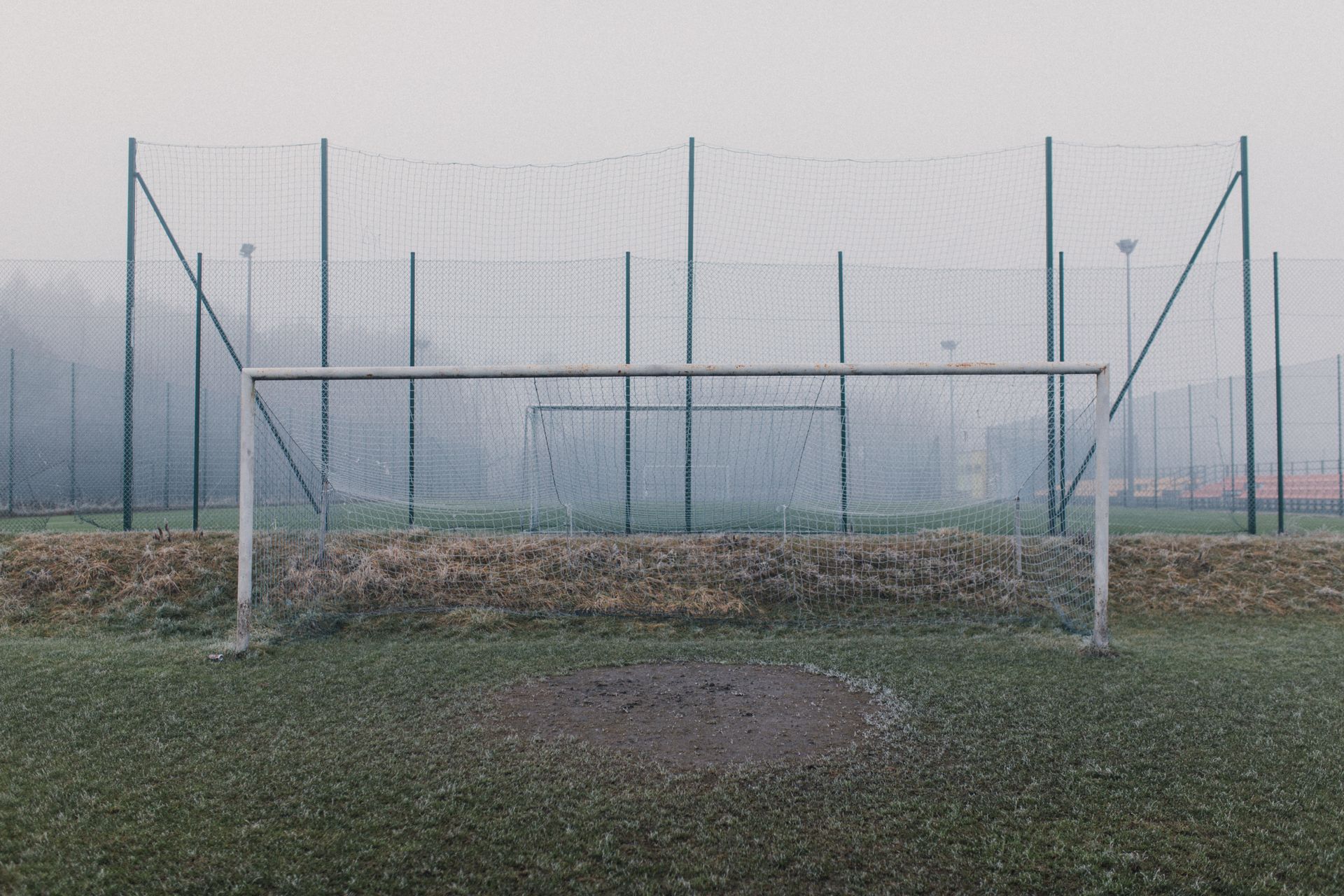 Sabah bulutlu havada boş bir futbol sahası.