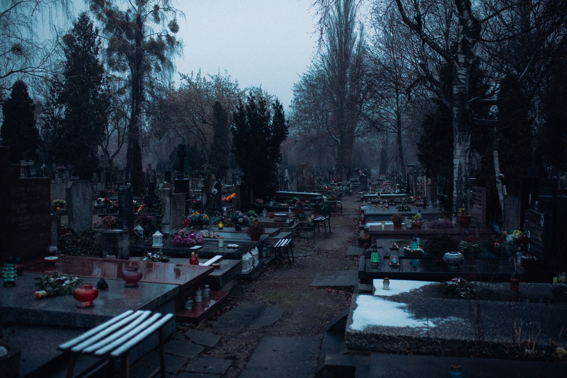 Cementerio tranquilo bajo un cielo nublado al atardecer