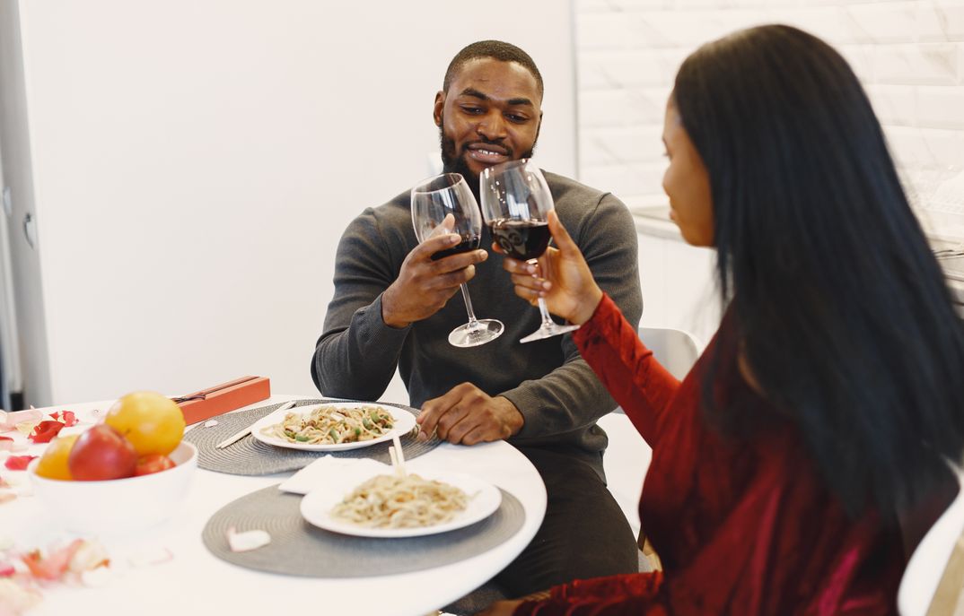 Online dating: starting a conversation on a niche platform