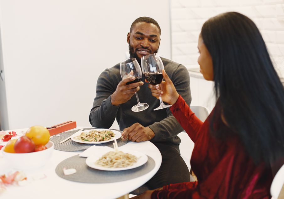 Online dating: starting a conversation on a niche platform