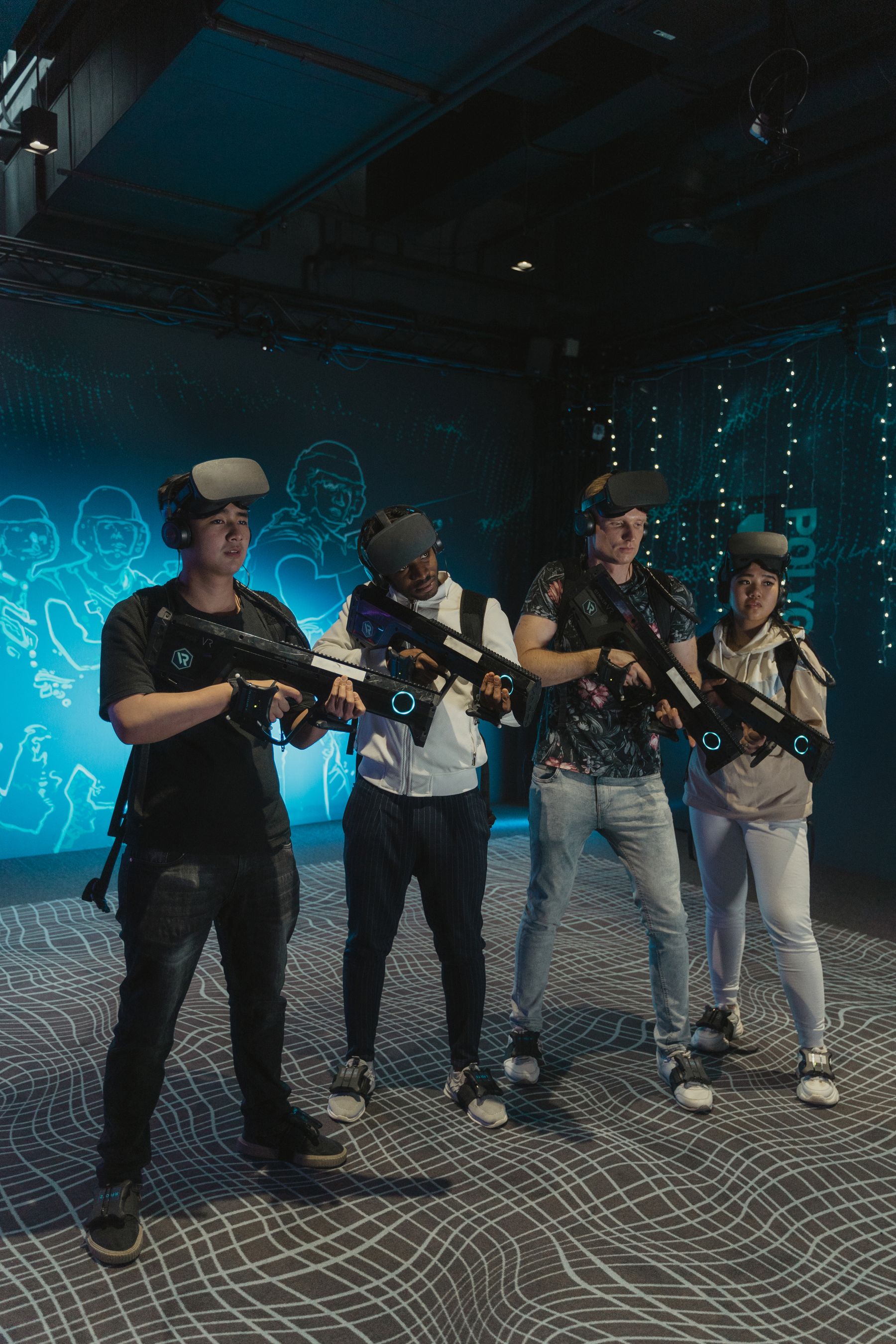 Groupe d’adultes jouant ensemble avec des casques de réalité virtuelle