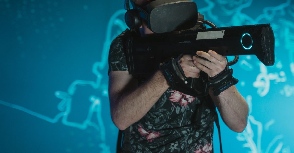 VRゲーミングを楽しむ若者