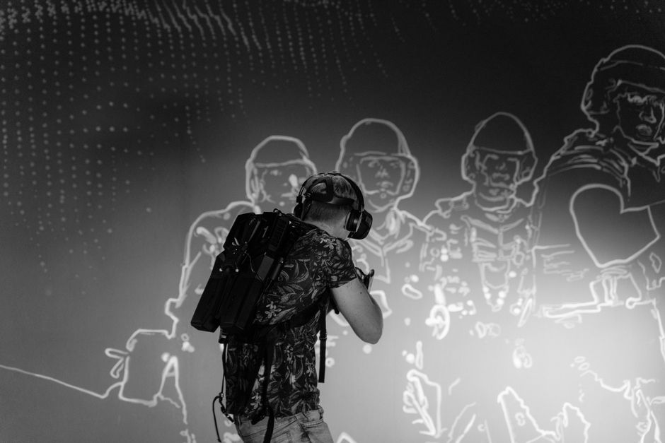 Пример кода WebXR с 3D-сценой на экранах разных устройств: ПК, смартфон и VR-шлем