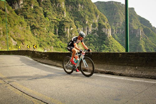 Foto profissional grátis de andar a cavalo, andar de bicicleta, bicicleta