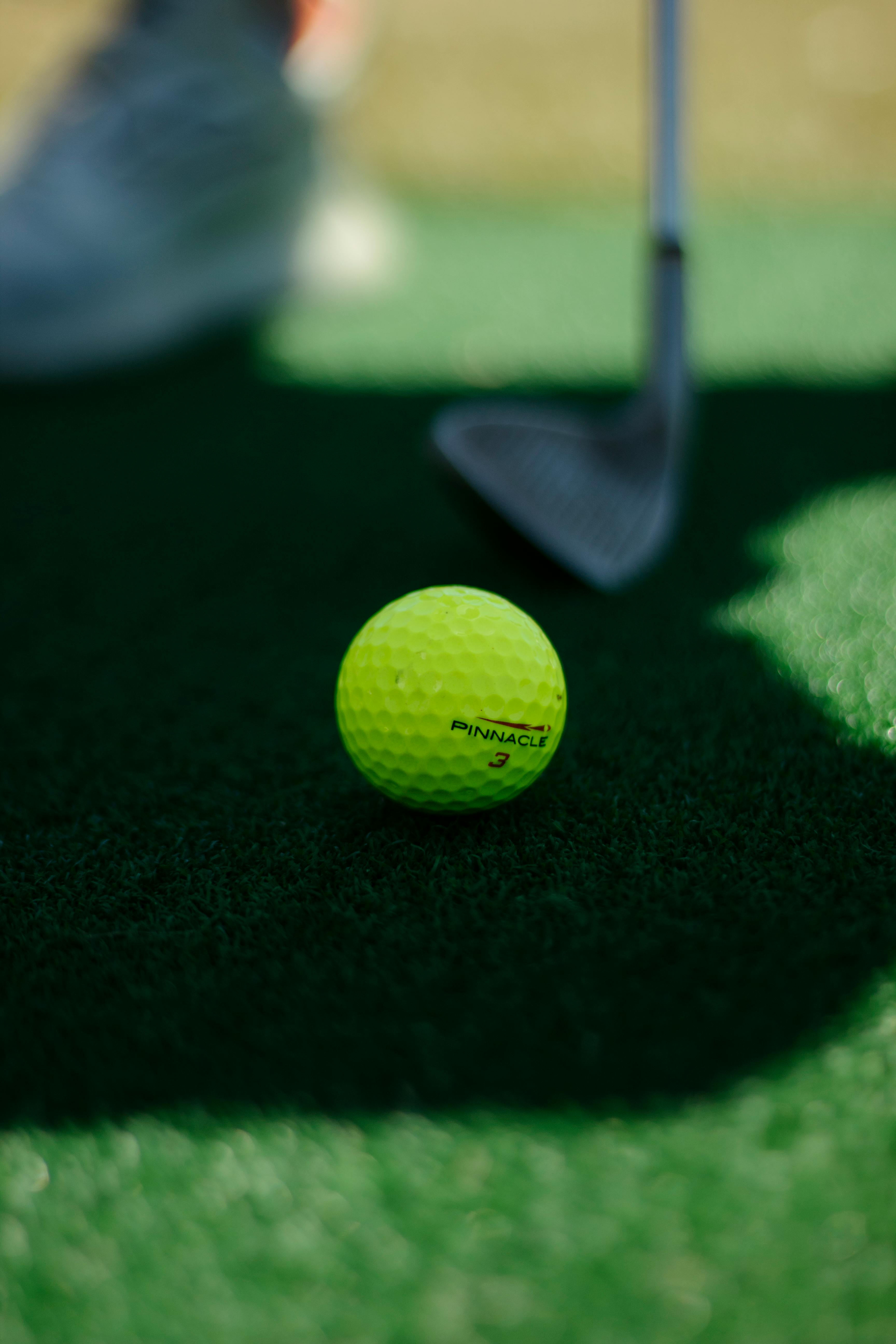 Player with golf club preparing for hitting ball · Free Stock Photo