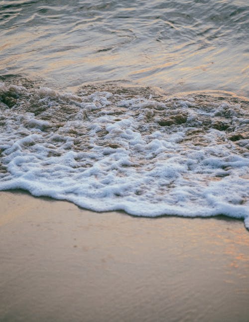 Foto profissional grátis de à beira-mar, beira-mar, borrifar