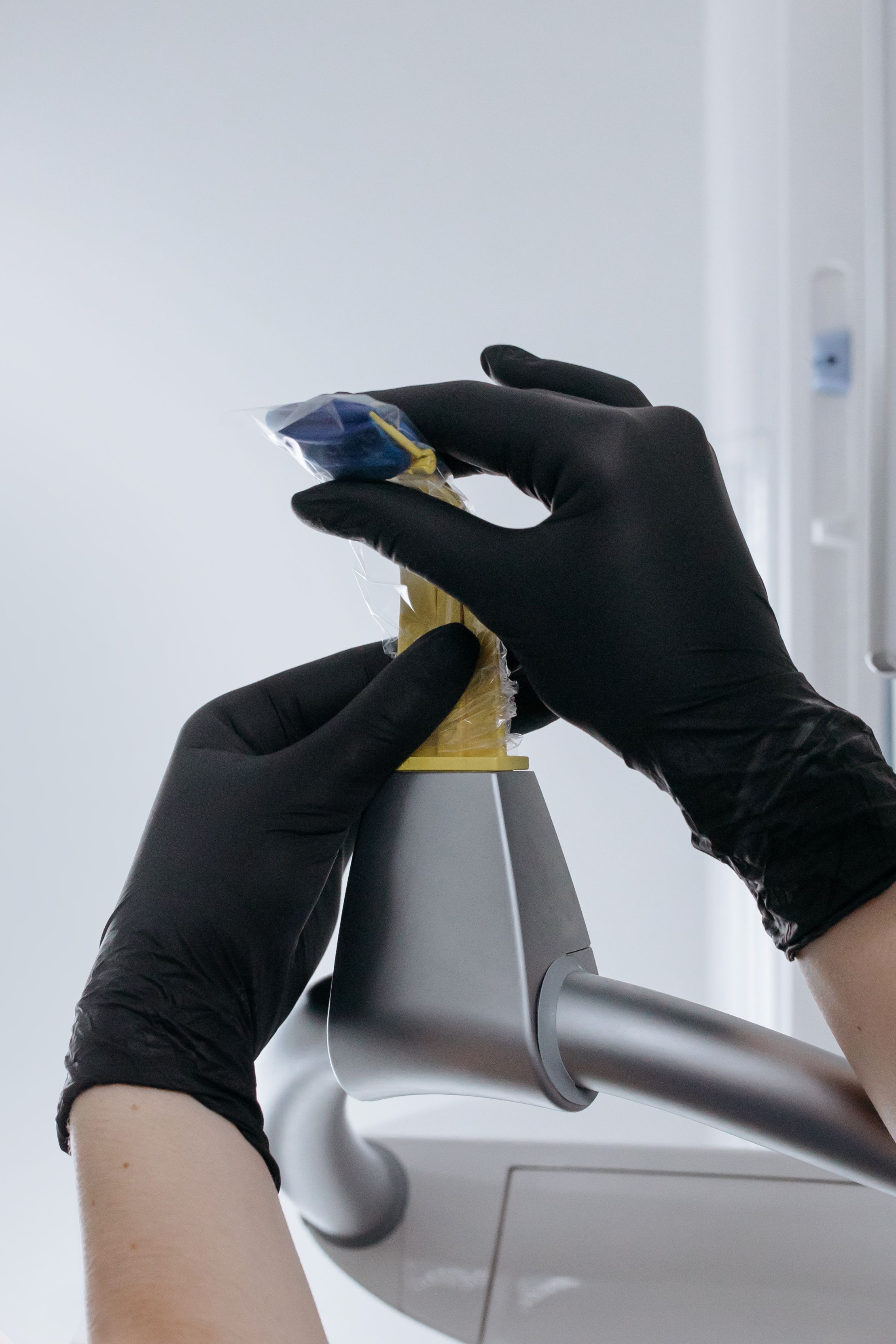 Técnico a limpar equipamento de câmara com precisão, enfatizando o manuseamento cuidadoso.