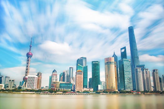 上海天际线矗立在黄浦江畔，拥有标志性的摩天大楼