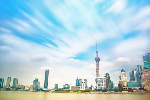 在明亮的蓝天下，充满活力的上海天际线中矗立着标志性的东方明珠塔