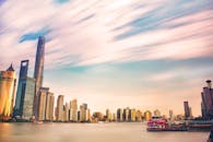 日落时分，上海海滨的天际线展现出壮丽的现代摩天大楼景色