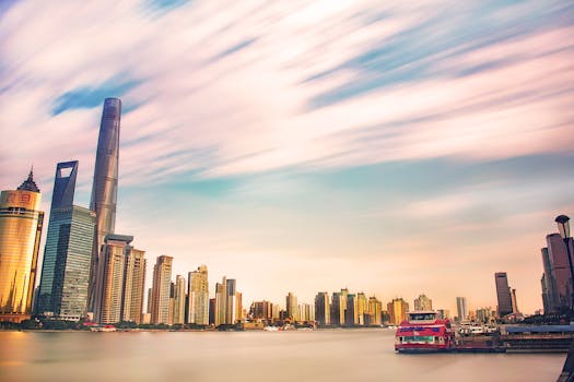 日落时分，上海海滨的天际线展现出壮丽的现代摩天大楼景色