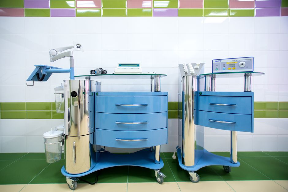 Emergency crash cart stocked with resuscitation equipment, central to IV therapy crash cart requirements for clinics administering NAD+ infusions.