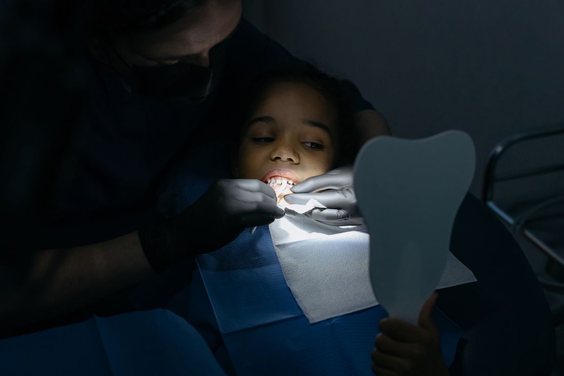 Bambina durante una visita con dentista per bambini