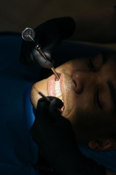 Odontólogo examinando los dientes de un paciente
