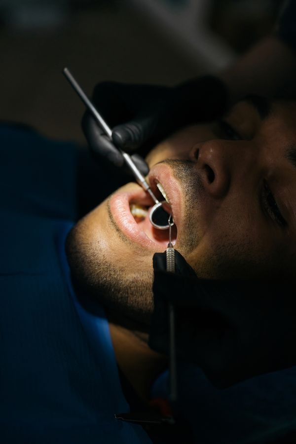 Hombre feliz recibiendo tratamiento en clínica dental