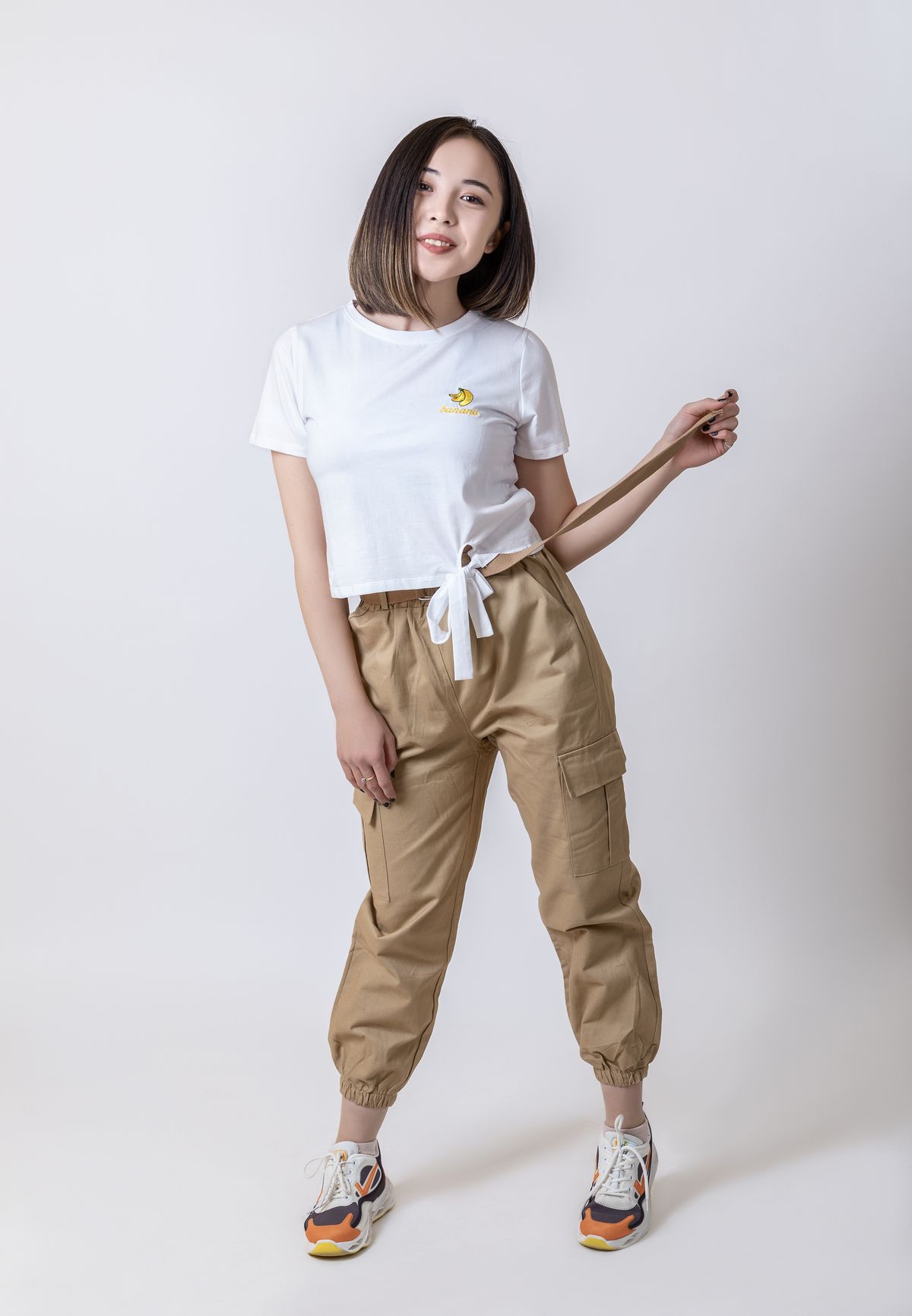 화이트 셔츠와 베이지 팬츠
