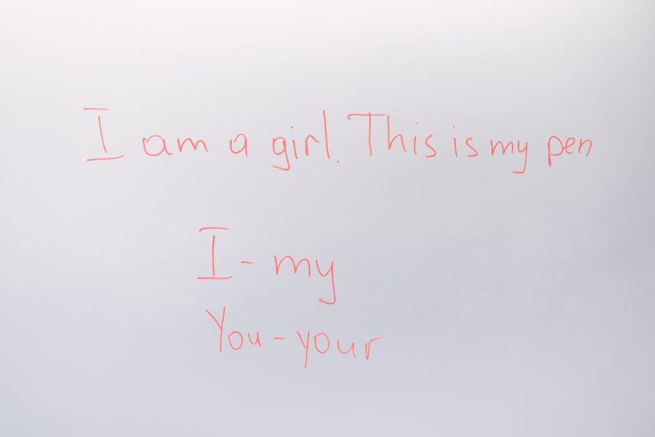 Suomen pisimmät sanat ja rakenne Suomen pisimmät sanat ja rakenne - Handwritten English lesson on whiteboard with sentences and pronouns.