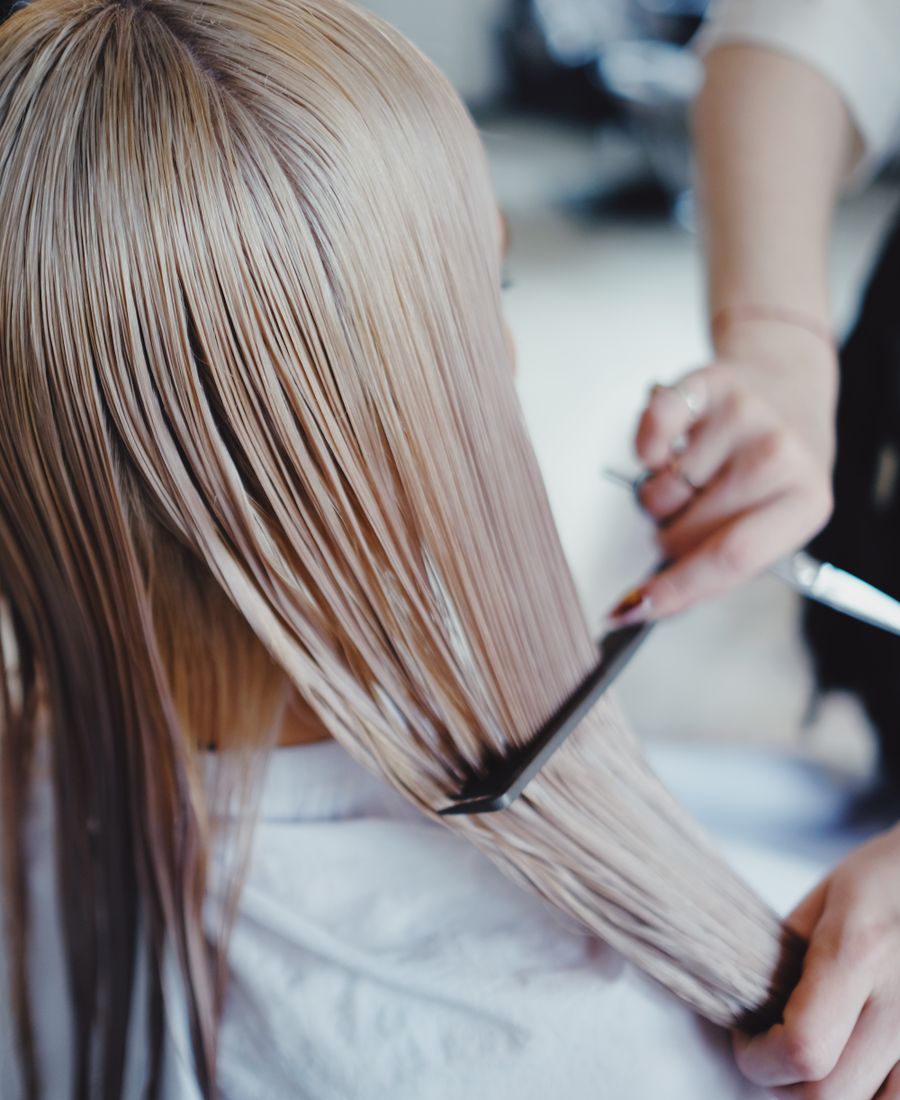 Gepflegtes Haarstyling im Salon