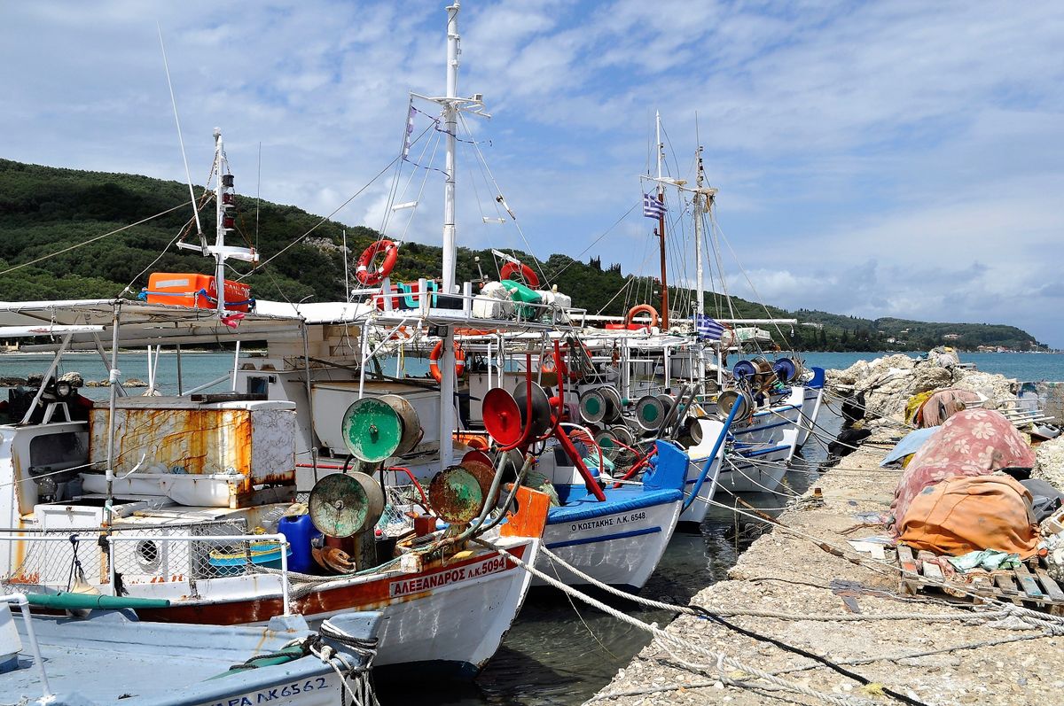 Kefalonia - bărci de pescari ancorate la un port cu plase, sub cer senin
