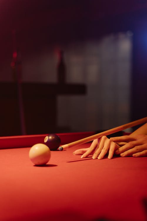 bilardo topları, eller, işaret çubuğu içeren Ücretsiz stok fotoğraf