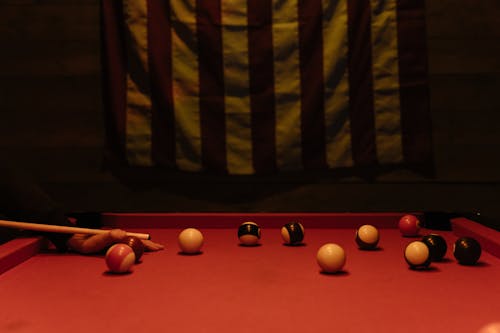 bilardo masası, bilardo topları, işaret çubuğu içeren Ücretsiz stok fotoğraf