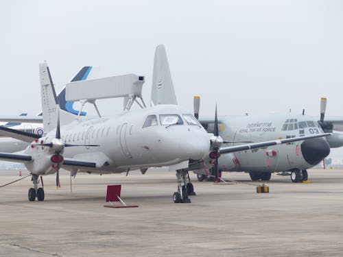 Foto d'estoc gratuïta de aeroport, avions, exèrcit