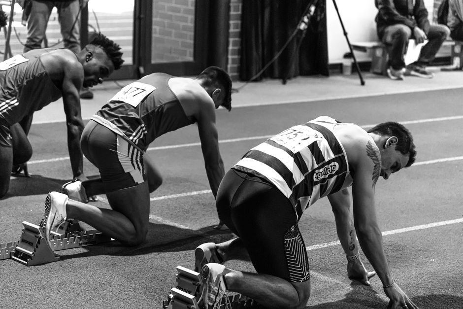 runner starting line track