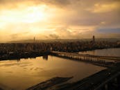 日落时分，迷人的城市景观倒映在河流与天际线之中