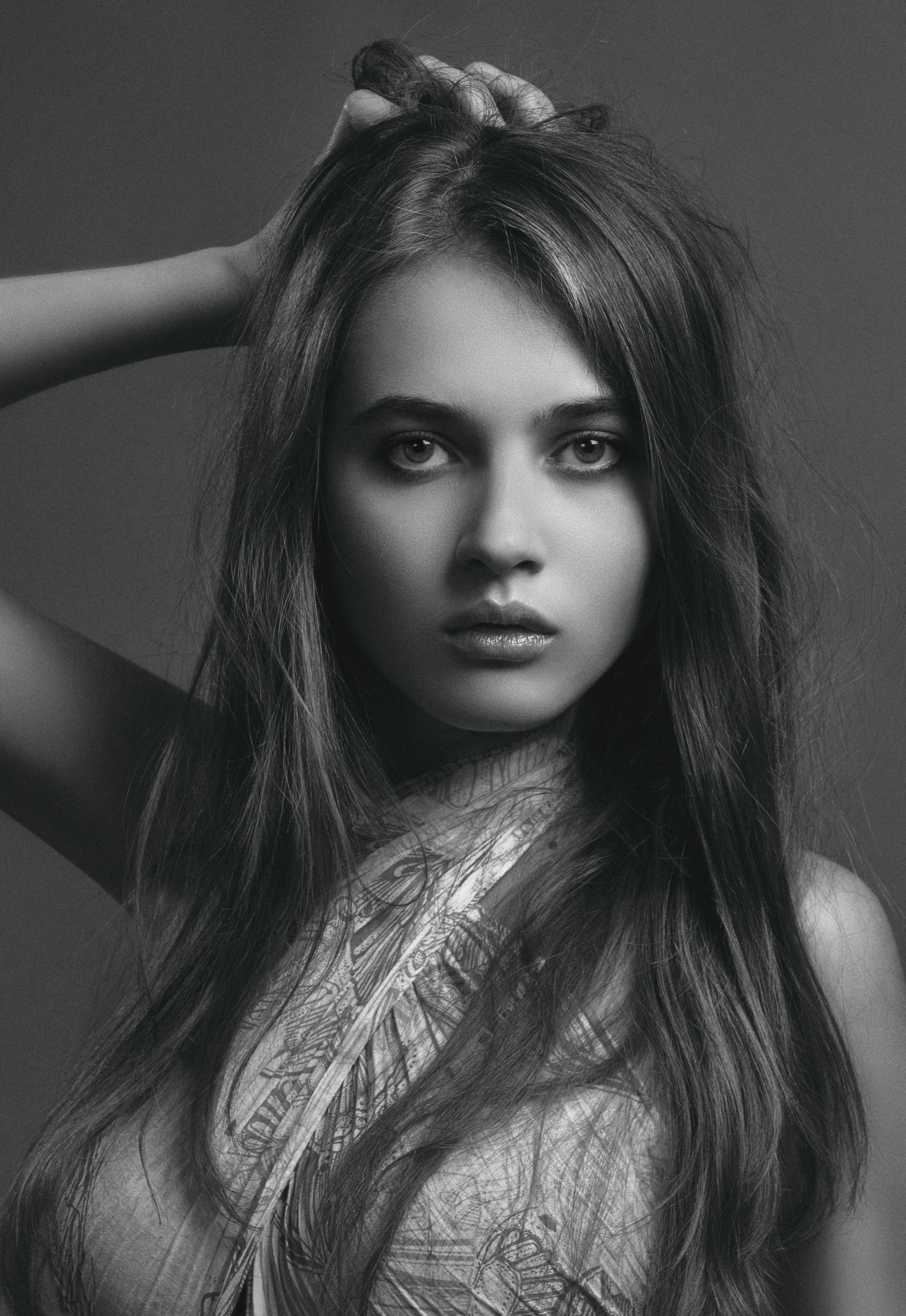 Stylish monochrome portrait of a woman with a captivating gaze.