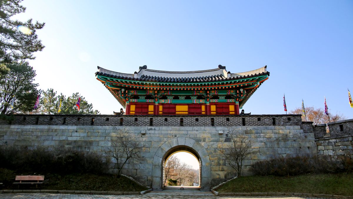 남한산성 성곽길 반나절 — A beautiful traditional Korean fortress gate in Incheon, showcasing colorful architecture under a clear blue sky.