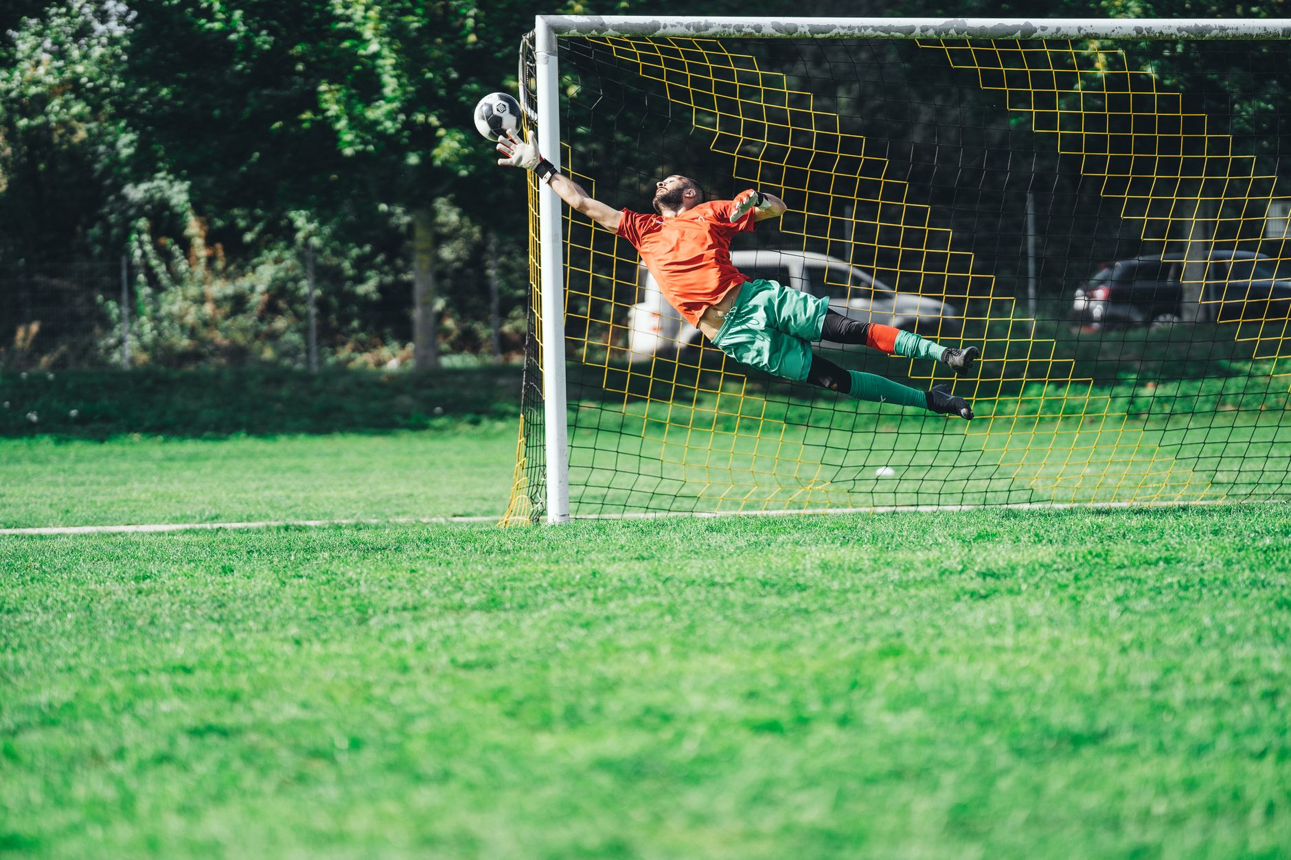Goleiro que defendeu pênalti do Brasil fica sem clube