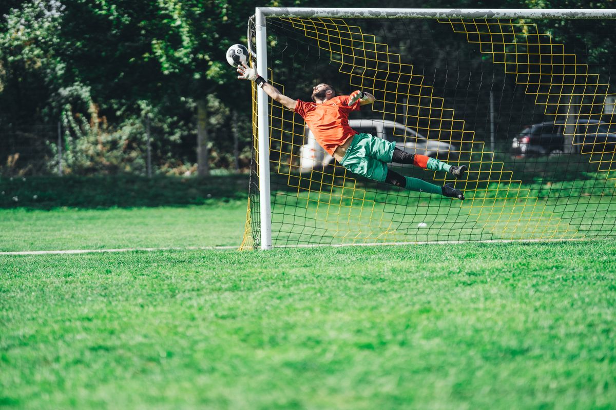 Futbol sahasında penaltı atışı hazırlığı yapan oyuncu ve kaleci