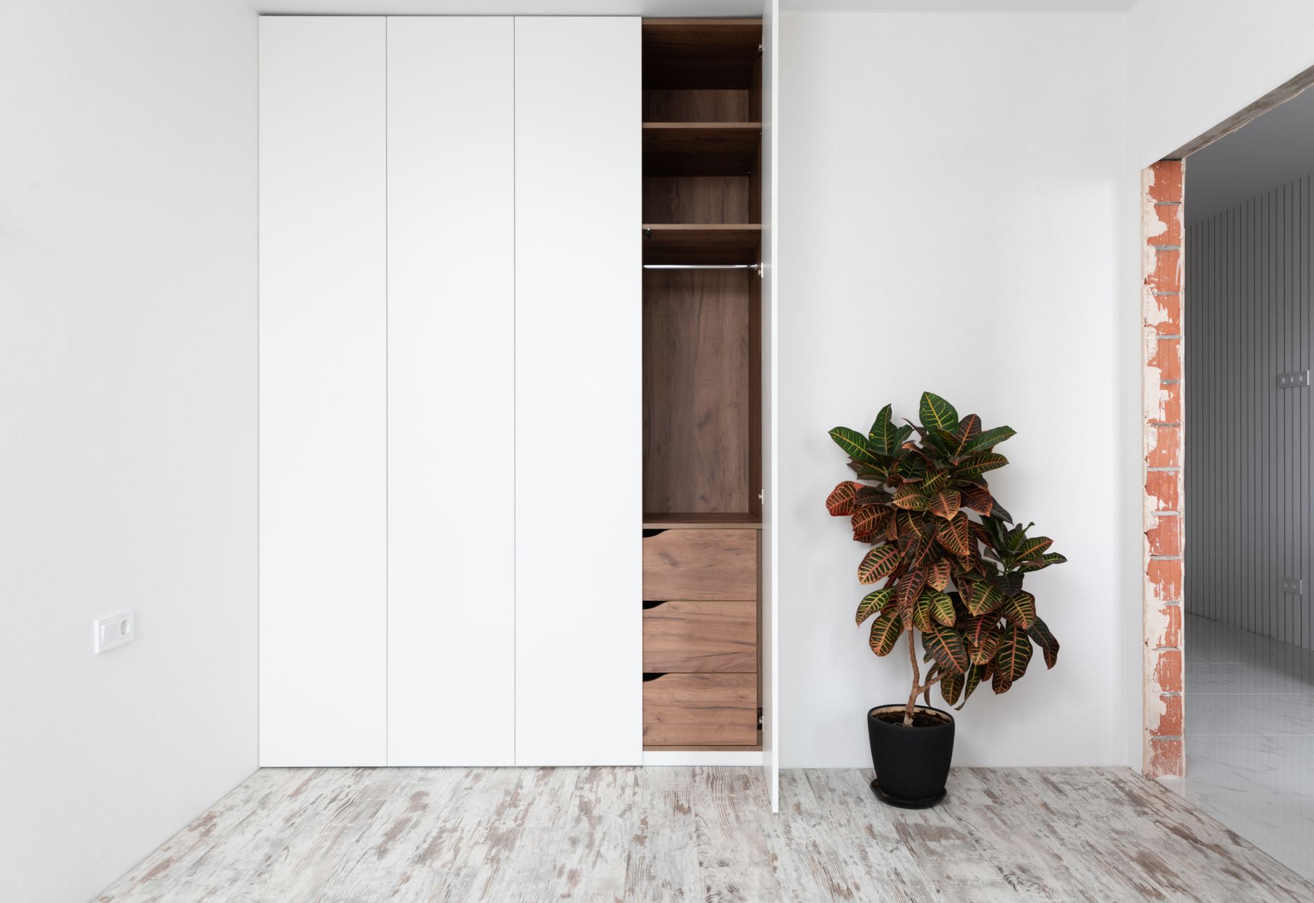 Empty closet before organizing — Dicas da Vovó