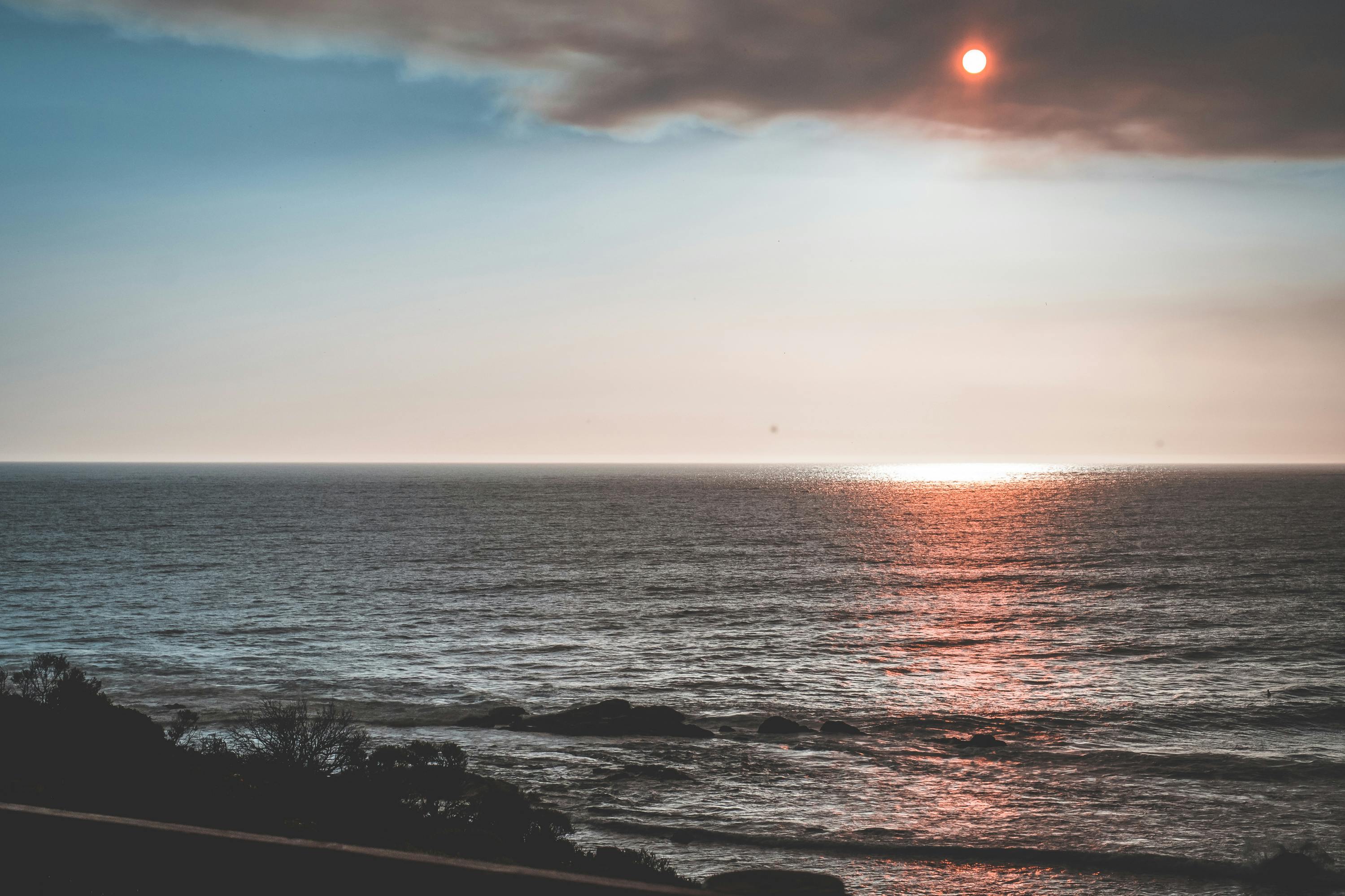 蔚蓝的夕阳下波光粼粼的蔚蓝大海风景，宁静的自然