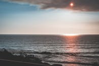 蔚蓝的夕阳下波光粼粼的蔚蓝大海风景，宁静的自然