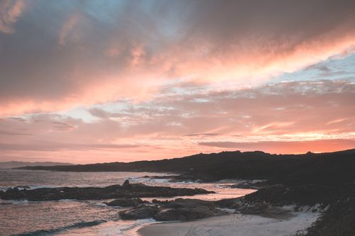 Free Picturesque scenery of sky with fluffy cumulus clouds over calm rippling water of sea in evening Stock Photo