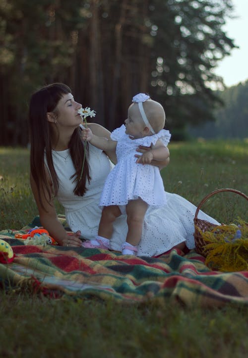 Immagine gratuita di adorabile, annusando, bambino